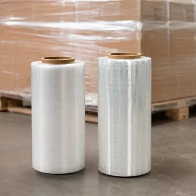 Pallet wrapping machine securing a heavy load with stretch film
